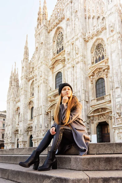 Chica Pensativa Sentada Frente Duomo Milán Cultivo Vertical — Foto de Stock
