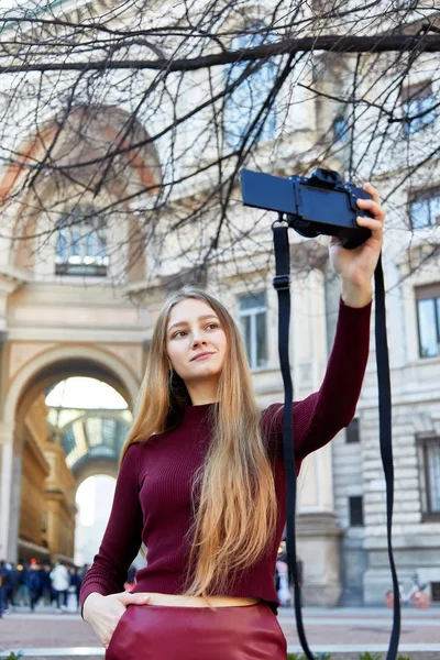 Chica Toma Selfie Con Una Cámara Fuera Galleria Vittorio Emanluele — Foto de Stock