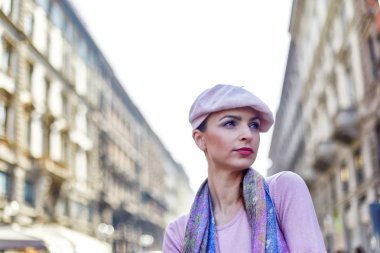 Milan, İtalya - 18 Şubat 2019 moda model poz bir kırmızı har, eşarp ve siyah ceket arka Castelo Sforzesco Milano ile bir resme için güneşli bir gün