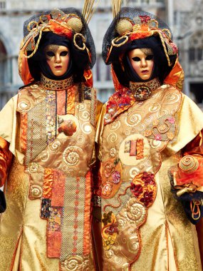 Venice, İtalya - 1 Mart 2019 iki kişi Piazza San Marco bir fotoğraf için poz Venedik kostümleri ile giyinmiş