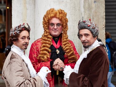 Venice, İtalya - vintage kostümleri ile bir grup adam kılığında 1 Mart 2019