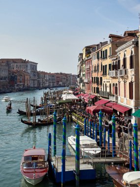 Venice, İtalya - Rialto Köprüsü'nden büyük Kanal 1 Mart 2019 A görünümünü bir güneşli sabahı