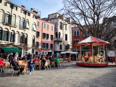 Venice, İtalya - 2 Mart 2019 turist Campo San Polo Venedik'te bir dinlenme sahip oturma