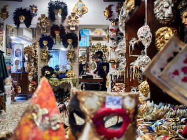 Venice, İtalya - 2 Mart 2019 depolamak işçi kostümleri satın almak ve kira mağaza içinde Venedik oteli