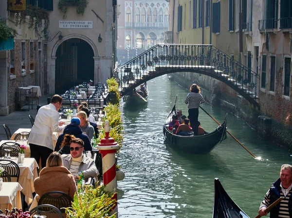 Venecia, Italia - 2 de marzo de 2019 Turismo desayunando en una terraza al aire libre — Foto de Stock