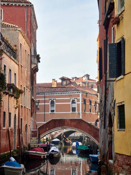 Venecia, Italia - 2 de marzo de 2019 Vista del canal de agua Rio Del Frari en Venecia — Foto de Stock