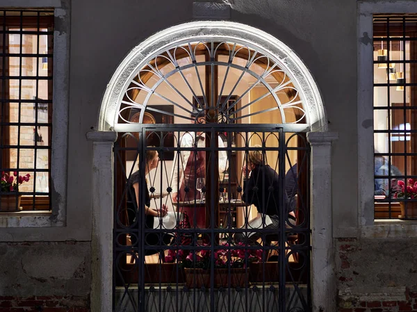 Venedig, Italien - 1. März 2019 Restaurantkunden hören zu, wie der Server die Empfehlungen des Chefkochs erklärt — Stockfoto