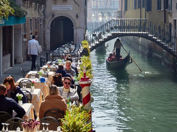 Venecia, Italia - 2 de marzo de 2019 Turismo desayunando en una terraza al aire libre — Foto de Stock