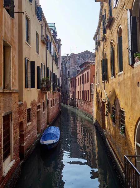 Venecia, Italia - 1 de marzo de 2019 Una vista de uno de los canales de agua de Venecia — Foto de Stock