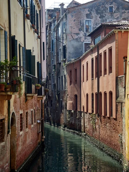 Venecia, Italia - 1 de marzo de 2019 Una vista de uno de los canales de agua de Venecia — Foto de Stock