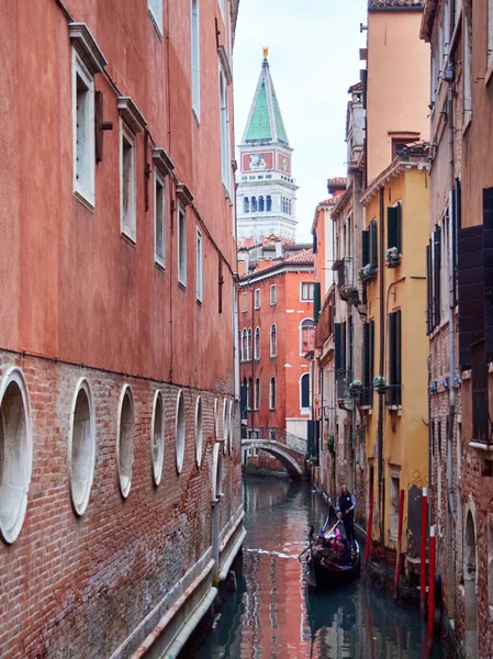 Venecia, Italia - 1 de marzo de 2019 Una vista de uno de los canales de agua de Venecia — Foto de Stock