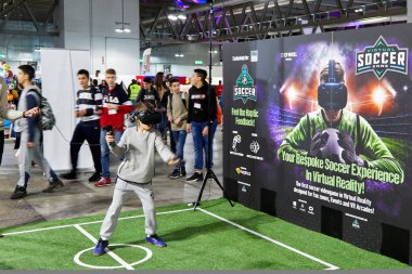 Milan, İtalya - 8 Mart 2019 Cartoomics Comic Con bir çocuğu Vr teknolojisi ile futbol oynar
