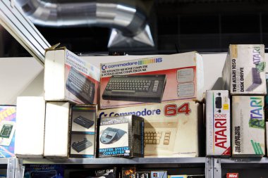 Milan, İtalya - 8 Mart 2019 Cartoomics Comic Con Vintage bilgisayar modeli commodore 64