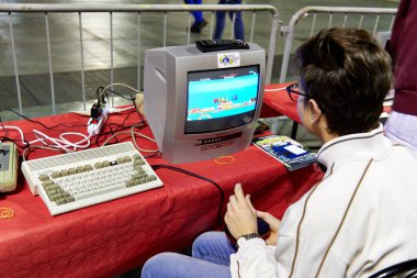 Milan, İtalya - 8 Mart 2019 Cartoomics Comic Con A ziyaretçi retro vintage Oyunlar oynar