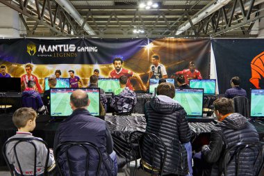 Milan, İtalya - 8 Mart 2019 Cartoomics Comic Con ziyaret edenler FIFA 19 Ea Sports oyunu oyna