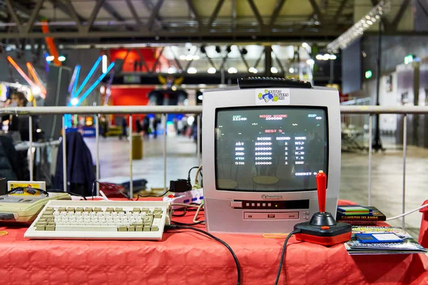 Milan, İtalya - 8 Mart 2019 Cartoomics Comic Con A ziyaretçi retro vintage Oyunlar oynar