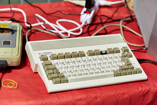 Milan, İtalya - 8 Mart 2019 Cartoomics Comic Con A ziyaretçi retro vintage Oyunlar oynar