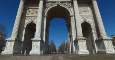 Milano - İtalya kaç turist ziyaret ile başlayan bahar güneşli bir sabah sırasında barış Arch dikey kaydırma.