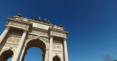 Milano - İtalya bahar güneşli bir sabah sırasında barış Arch yatay kaydırma