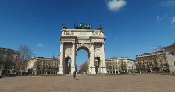 Panning Orizzontale Dell Arco Della Pace Milano Italia Mattino Una — Video Stock