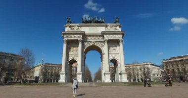 Dolly görüntüleri barış Arch Milano - İtalya kaç turist ziyaret ile başlayan bahar güneşli bir sabah sırasında doğru.