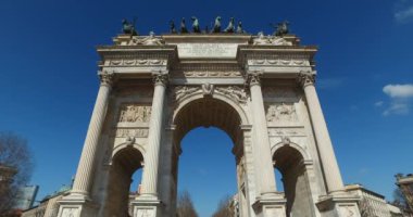 Milan detaylı barış Arch doğru Dolly görüntüleri-Italya sabah sırasında bahar güneşli bir gün birkaç turist ziyaret ile başlayan.