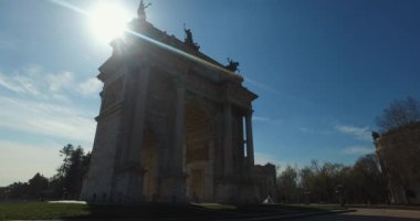 Milano - İtalya kaç turist ziyaret ile başlayan bahar güneşli bir sabah sırasında barış Arch yatay kaydırma. Lens Flare kavramı