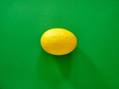 Yeşil arka planda izole sarı kavun meyve yukarıdan izlendi - flatlay bakmak - görüntü