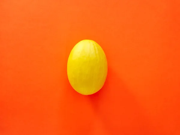 Melón amarillo Fruto aislado en fondo naranja visto desde arriba - aspecto plano - Imagen — Foto de Stock