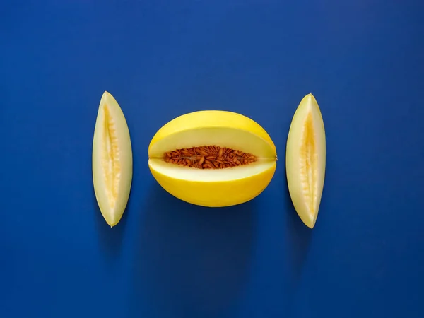 Melón amarillo Fruto aislado en fondo azul visto desde arriba - aspecto plano - Imagen — Foto de Stock