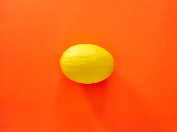 Sárga dinnye gyümölcs elszigetelt narancssárga háttérben nézett-ból fenti - flatlay néz - kép — Stock Fotó