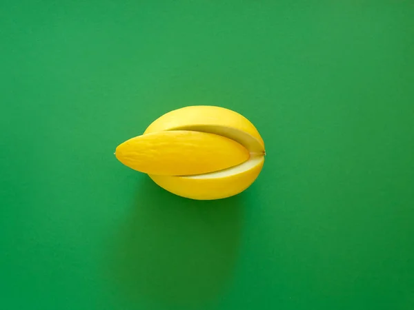 Melón amarillo Fruto aislado en fondo verde visto desde arriba - aspecto plano - Imagen — Foto de Stock