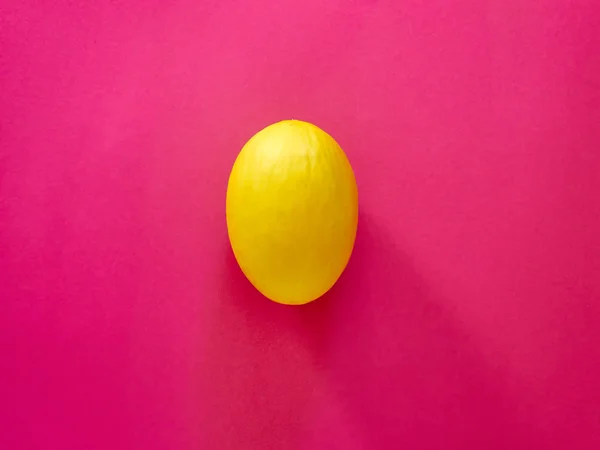 Sarı kavun plastik pembe arka planda izole meyve yukarıdan izlendi - flatlay bakmak - görüntü — Stok fotoğraf