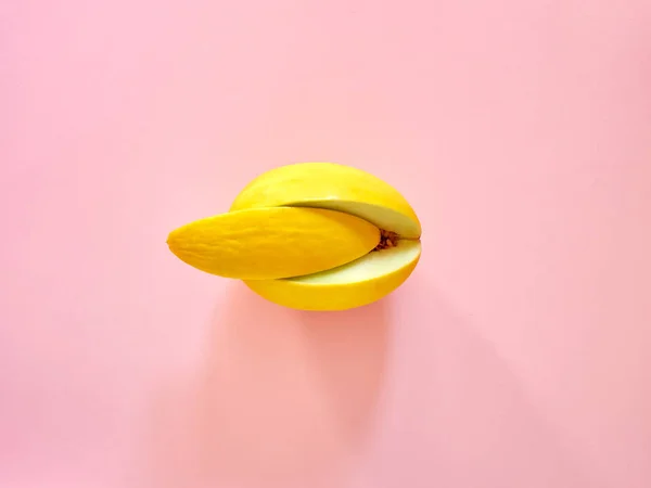 从上面看的粉红色背景中分离的黄瓜果-图像 — 图库照片