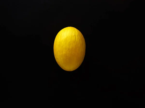 Melone Giallo Frutto isolato in fondo nero visto dall'alto - sguardo piatto - Immagine — Foto Stock