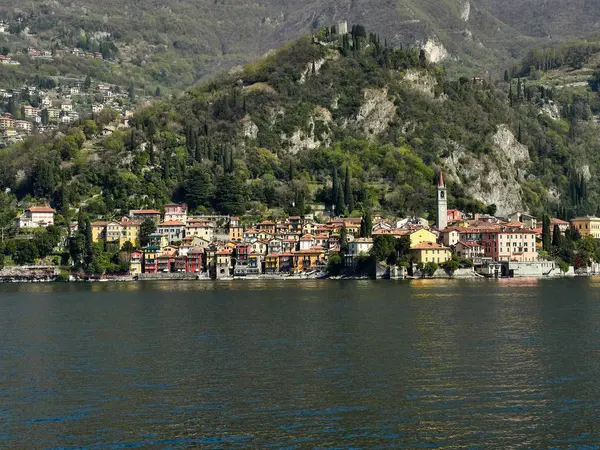 Varenna, Italia 30 de marzo de 2019 Vista frontal de la ciudad de Varenna en el lago de Como Italia — Foto de Stock