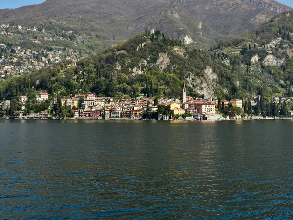 Varenna, Italia 30 de marzo de 2019 Far Frontal Lanscape view of Varenna Town at Lake Como Italia — Foto de Stock