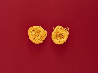 Üst görünümden stüdyoda şarap arka plan üzerine pişmiş İtalyan noodle makarna