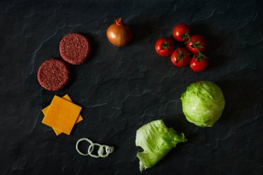 Çedar peyniri, sığır eti, soğan, domates, marul gibi hamburger iingredientes