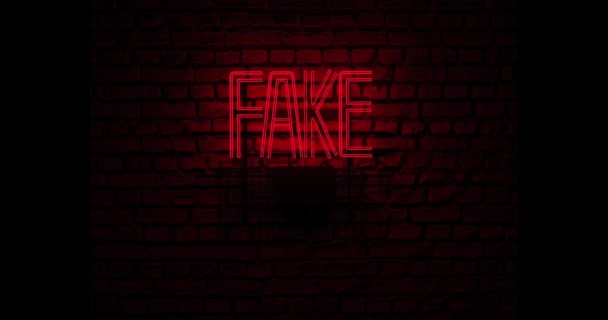 夜の赤レンガの壁の上に赤い色の偽のニュースを示すネオンサイン ビデオ レンダリング — ストック動画