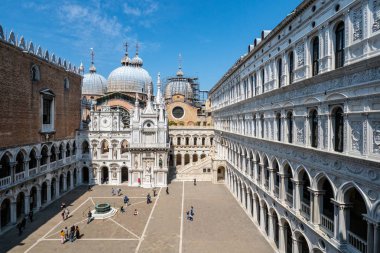 Venedik, İtalya - 18 Nisan 2019 Doge Sarayı'nın iç avlusu