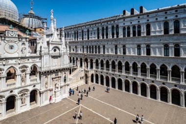 Venedik, İtalya - 18 Nisan 2019 Doge Sarayı'nın iç avlusu