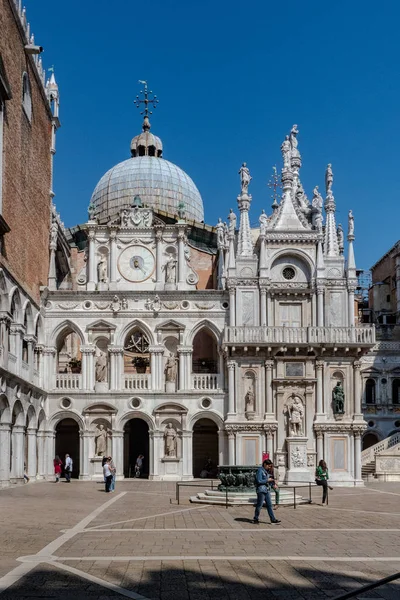 Venecia, Italia - 18 de abril de 2019 Patio interior del Palacio Ducal — Foto de Stock