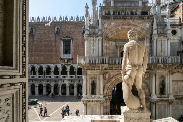 Venecia, Italia - 18 de abril de 2019 Patio interior del Palacio Ducal — Foto de Stock