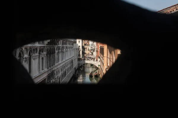 Venecia, Italia - 18 de abril 2019 vista de Venecia desde el Puente de los Suspiros durante el día — Foto de Stock