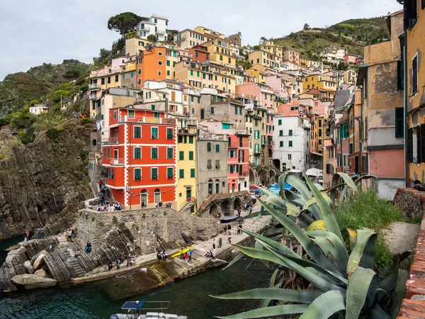 Riomaggiore, İtalya - 21 Nisan 2019 Cinque Terre'deki Riomaggiore Köyü
