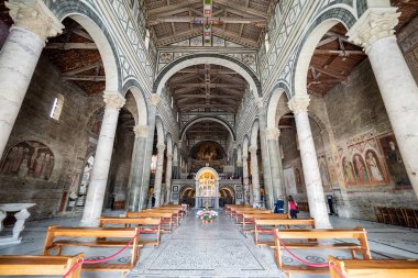 İtalya, Floransa - 11 Mayıs 2019, San Miniato al Mont ana koridoru
