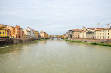 Ponte Vecchio -köprü- Floransa'da bulunan Arno nehri üzerinde