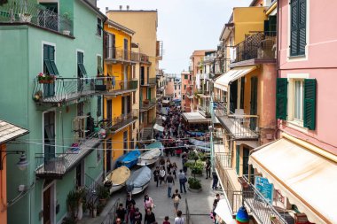 Manarola, İtalya - 21 Nisan 2019 Manarola Vill'in merkez sokak