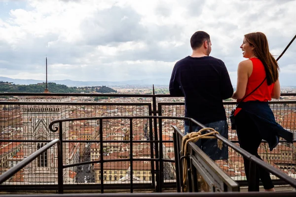 Italia, Florencia - 11 de mayo de 2019, Una pareja disfruta de la vista de Flore — Foto de Stock